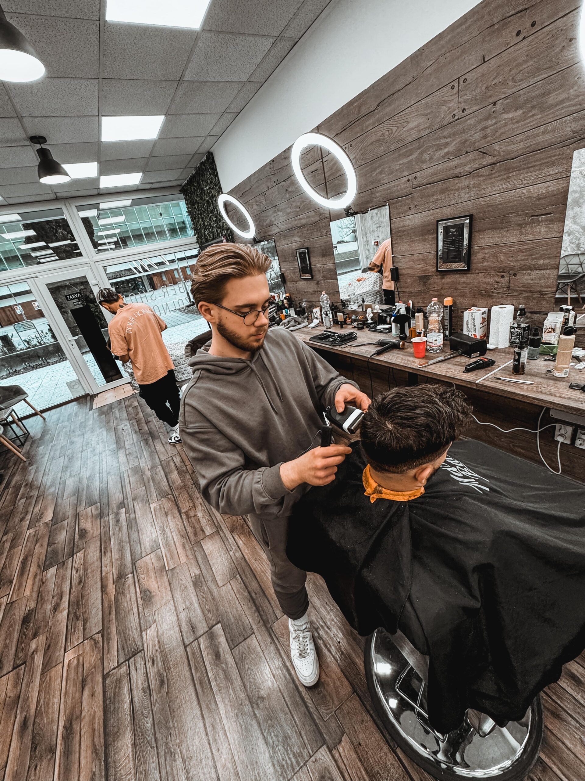 Borbély hajvágás közben Barber Shop Szolnokban